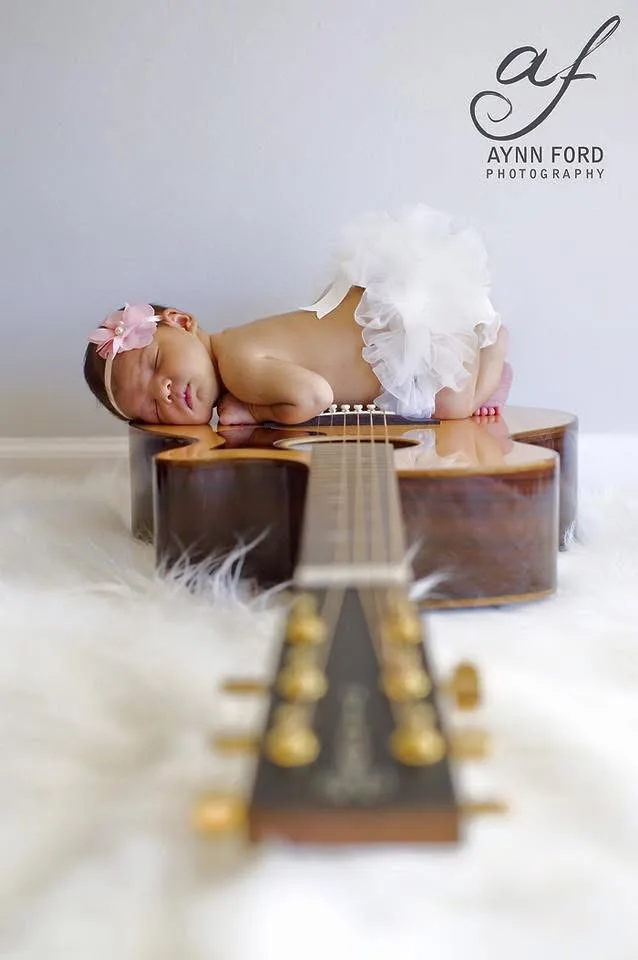 Newborn photography session by Art With Aynn